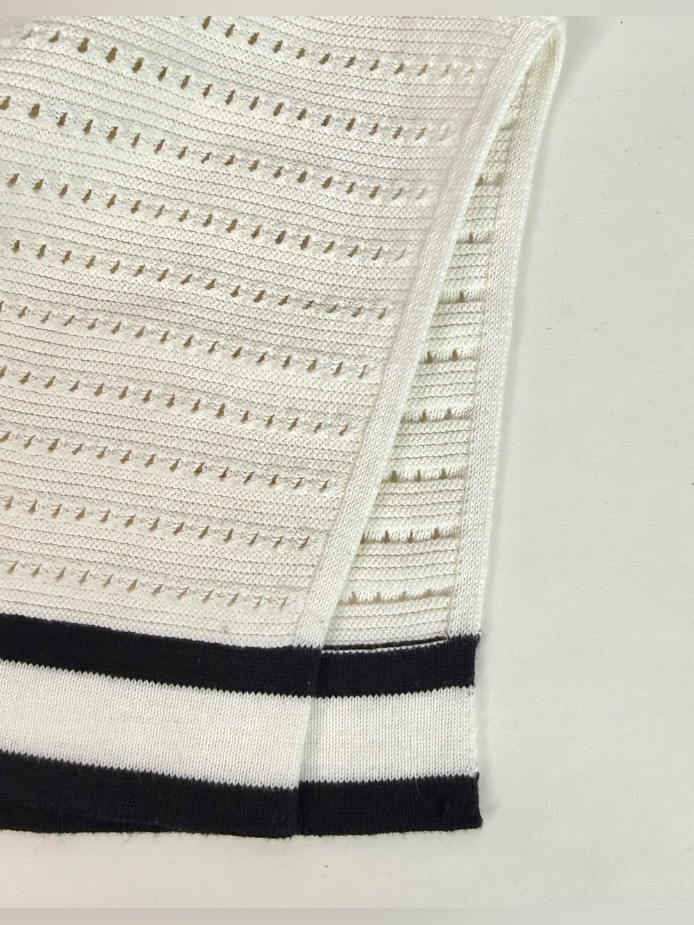 FRENCH CONNECTION Women Small Textured White Knit V-Neck Sweater Generous Sizing - Picture 16 of 16